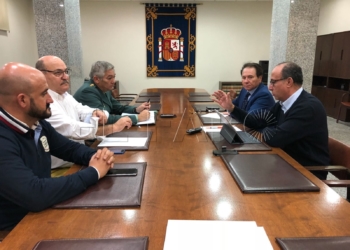 Momento de la reunión mantenida ayer entre el delegado del Gobierno y las fuerzas de seguridad