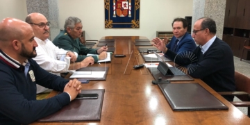Momento de la reunión mantenida ayer entre el delegado del Gobierno y las fuerzas de seguridad