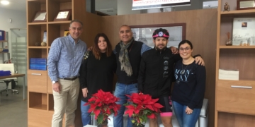 El ciclista local, junto a uno de sus patrocinadores para esta competición de la Titan Desert 2018