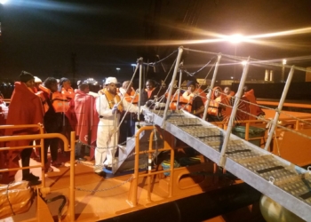 Rescatados 37 inmigrantes de una patera semihundida