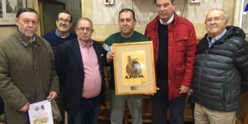 Entrega de un pirograbado, por parte de la APDM, al presidente del Centro Hijos de Melilla, Feliciano Palomo