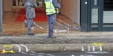 Policías alemanes inspeccionan el lugar del atropello intencionado del que se acusa a un melillense. / EXPRESS