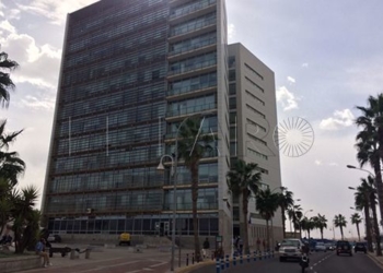 Escupe y llama “mierda” a los agentes que le incautaron hachís: lo multan con 720€