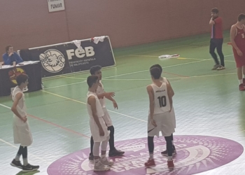 Jugadores de la Federación Melillense de Baloncesto, en uno de sus partidos en el Nacional.