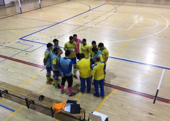 Raúl Cuenca da instrucciones a sus jugadores durante un tiempo muerto del encuentro