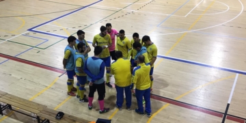 Raúl Cuenca da instrucciones a sus jugadores durante un tiempo muerto del encuentro