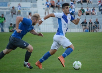 El italiano Sandro Toscano, en la imagen con el balón en los pies, se desenvuelve sobre el terreno de juego como media punta.