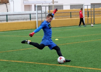 El guardameta Tanis Marcellán se dispone a golpear el balón durante el entrenamiento llevado a cabo ayer en el campo federativo de La Espiguera.