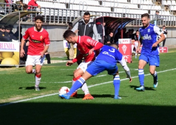 El técnico melillense, muy atento a una de las jugadas del partido disputado ayer