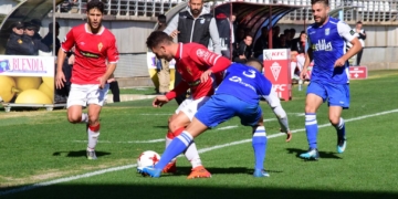 El técnico melillense, muy atento a una de las jugadas del partido disputado ayer