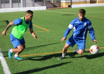 Jilmar en acción durante el entrenamiento que llevó a cabo el conjunto azulino, en el día de ayer, sobre el césped sintético del campo federativo de La Espiguera.