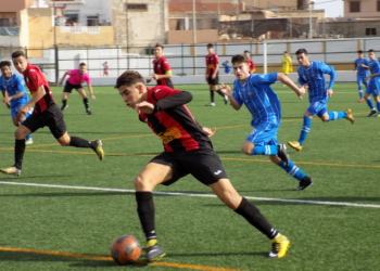 Mizzian volvía al equipo tras quedarse fuera por sanción en la pasada jornada y marcaba el primer gol del encuentro que encarrilaba la victoria para el conjunto rojinegro