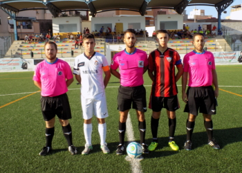 Foto del trío arbitral con los capitanes de la Peña Real Madrid y el CF Rusadir en el derbi de la primera vuelta.
