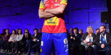 La publicidad de la Ciudad Autónoma de Melilla figura en camisetas y diversas prendas de jugadores y técnicos.