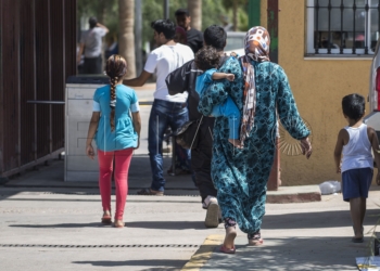 12 septiembre 2015. Melilla.
Una familia siria entra en el Centro de Estancia Temporal de Inmigrantes (Ceti) de Melilla. La ONG Save the Children exige al Gobierno español que tome un papel activo en la crisis de refugiados y facilite el acceso de estas familias a través de la expedición de visados humanitarios en el consulado español de Nador. Save the Children ha comprobado además cómo muchas de estas familias se han visto forzadas a separarse porque, en el momento del cierre de la frontera, unos miembros se han quedado en un lado o en el otro. Para poder cruzar el control, las mafias se aprovechan de la desesperación de los sirios y les ofrecen pasaportes marroquíes al precio de 1.000 euros. Diversas familias han explicado a Save the Children cómo están endeudadas y han tenido que elegir quién pasa primero de sus miembros a Melilla, dejando a otros en Nador. © Save de Children Handout/PEDRO ARMESTRE - No ventas -No Archivos - Uso editorial solamente - Uso libre solamente para 14 días después de liberación. Foto proporcionada por SAVE DE CHILDREN, uso solamente para ilustrar noticias o comentarios sobre los hechos o eventos representados en esta imagen.
Save de Children Handout/ PEDRO ARMESTRE - No sales - No Archives - Editorial Use Only - Free use only for 14 days after release. Photo provided by SAVE DE CHILDREN, distributed handout photo to be used only to illustrate news reporting or commentary on the facts or events depicted in this image.