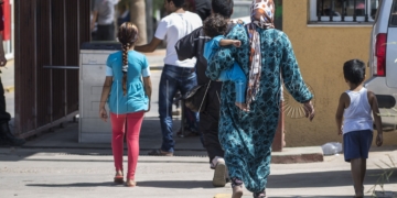12 septiembre 2015. Melilla.
Una familia siria entra en el Centro de Estancia Temporal de Inmigrantes (Ceti) de Melilla. La ONG Save the Children exige al Gobierno español que tome un papel activo en la crisis de refugiados y facilite el acceso de estas familias a través de la expedición de visados humanitarios en el consulado español de Nador. Save the Children ha comprobado además cómo muchas de estas familias se han visto forzadas a separarse porque, en el momento del cierre de la frontera, unos miembros se han quedado en un lado o en el otro. Para poder cruzar el control, las mafias se aprovechan de la desesperación de los sirios y les ofrecen pasaportes marroquíes al precio de 1.000 euros. Diversas familias han explicado a Save the Children cómo están endeudadas y han tenido que elegir quién pasa primero de sus miembros a Melilla, dejando a otros en Nador. © Save de Children Handout/PEDRO ARMESTRE - No ventas -No Archivos - Uso editorial solamente - Uso libre solamente para 14 días después de liberación. Foto proporcionada por SAVE DE CHILDREN, uso solamente para ilustrar noticias o comentarios sobre los hechos o eventos representados en esta imagen.
Save de Children Handout/ PEDRO ARMESTRE - No sales - No Archives - Editorial Use Only - Free use only for 14 days after release. Photo provided by SAVE DE CHILDREN, distributed handout photo to be used only to illustrate news reporting or commentary on the facts or events depicted in this image.