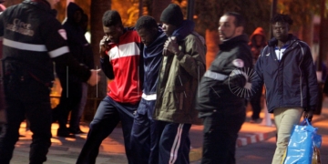 GRAF369. MELILLA, 06/01/2018.- Variosinmigrantes en el ceti después de que 300 inmigrantes de origen subsahariano hayan intentado entrar hoy a Melilla de manera irregular por la valla fronteriza, de los cuales 209 han conseguido su propósito en un salto violento en el que se han registrado cinco heridos, uno de ellos un guardia civil que ha sido agredido con un garfio. EFE/F.G. Guerrero