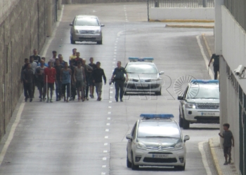 Ventura dice que hablará con ONG para buscar soluciones a los menas en origen