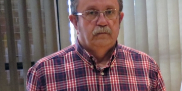 Manuel Moreno es tesorero de la Territorial Melillense, juez árbitro nacional y no duda en convertirse en guía-tutor en los campeonatos de pesca para periodistas.