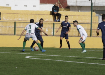 Farid intenta superar a Dani del Pozo en el encuentro del pasado sábado frente al Antequera CF.