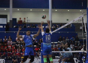 El jugador brasileño del Club Voleibol Melilla, Mario Jr., durante una acción del juego.