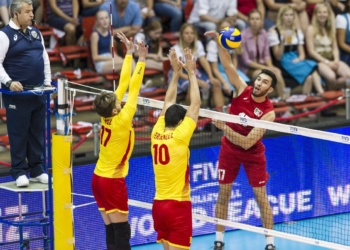 Un remate del internacional mexicano, en uno de los partidos que le enfrentó a la Selección de España.