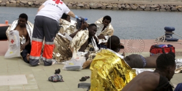 GRA332. MELILLA, 19/05/2017.- Un efectivo de la Cruz Roja atiende esta tarde a varios de los 24 inmigrantes de origen subsahariano después de que la patera con la que intentaban llegar a Melilla haya naufragado. El rescate se ha producido en las inmediaciones de Aguadú (al norte de Melilla), y los inmigrantes han sido trasladados al puerto deportivo en la embarcación del GEAS de la Guardia Civil. EFE/F.G.GUERRERO
