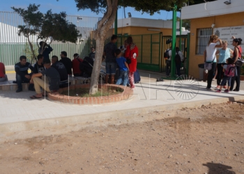 Varias personas a las puertas del Centro de Estancia Temporal de Inmigrantes de Melilla.