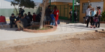 Varias personas a las puertas del Centro de Estancia Temporal de Inmigrantes de Melilla.