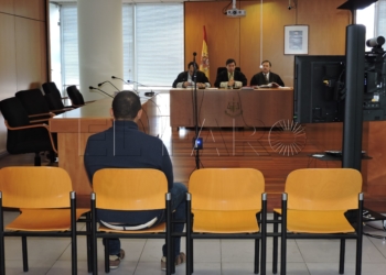 El condenado, antes de comenzar el juicio que se celebró en la Audiencia Provincial