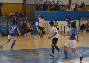 La jugadora melillense Lydia, con el balón, en uno de los partidos de esta temporada en la Segunda División Nacional.