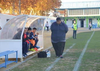 El segundo entrenador del cuadro del Melistar, Felipe Heredia, en uno de los partidos de la presente temporada liguera.