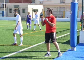 El primer entrenador de la escuadra merengue, en uno de los partidos de la presente temporada.