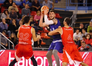 El pívot del Melilla Baloncesto, Fran Guerra, en una de sus jugadas de ataque.