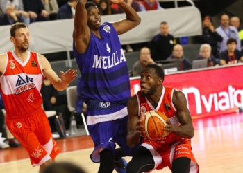Jugada del último de los encuentros del Club Melilla Baloncesto, en la Liga LEB Oro.
