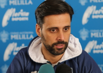 Alejandro Alcoba, entrenador del Melilla Baloncesto, en la rueda de prensa oficial del club.