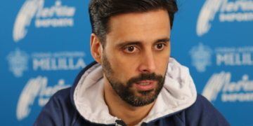 Alejandro Alcoba, entrenador del Melilla Baloncesto, en la rueda de prensa oficial del club.