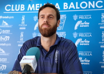 Pablo Almazán, en la rueda de prensa oficial del club.