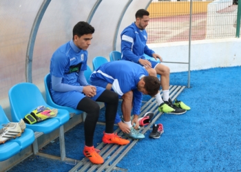 Jugadores de la primera plantilla melillenses, antes de iniciar el entrenamiento de ayer.
