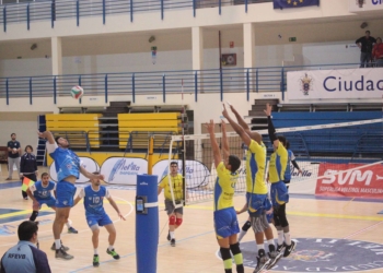 Remate de uno de los jugadores de nuestra ciudad, en el partido frente al Vecindario.