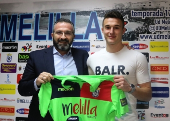 El nuevo jugador azulino, junto al presidente de la UD Melilla, con la elástica unionista.
