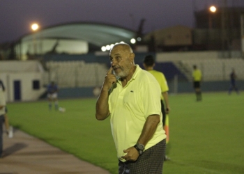 El técnico del cuadro local, Paco Valiente, en uno de sus partidos en categoría nacional.