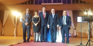 Abdelmalik El Barkani, y el comandante general de Melilla, Fernando Gutiérrez Díaz de Otazu, recibieron el pin de oro