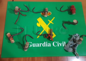 Cuatro inmigrantes y un guardia civil herido en un salto masivo a la valla de más de 200 personas