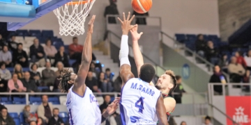 Defensa de Fall y Samb ante el tiro de Huertas de Palma