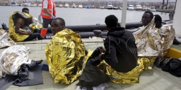 Imagen de archivo de unos inmigrantes llegados en patera a Melilla.