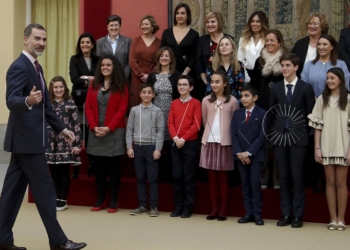 Felipe VI recibe a los ganadores del concurso ‘¿Qué es un Rey para ti?’
