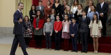 GRAF622. MADRID (ESPAÑA), 13/02/2018.-Felipe VI posa en la foto de familia con los niños ganadores de la 36 edición del concurso escolar "¿Qué es un Rey para ti?" celebrado en el Palacio de El Pardo en Madrid.EFE/Ballesteros