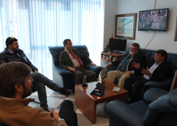 Víctor Fernández expone sus ideas en la reunión mantenida en el día de ayer en la Consejería de Educación, Juventud y Deportes.