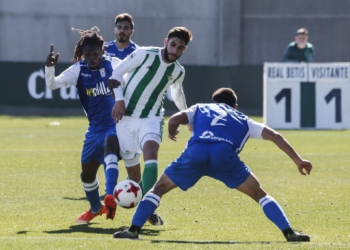 Richard Boateng e Ibarbia intentan cortar el avance de un jugador verdiblanco cuando el marcador ya reflejaba el 1-1 con el que se llegaría al final del encuentro.